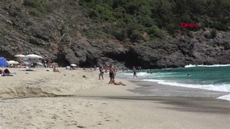 D­e­n­i­z­,­ ­k­u­m­,­ ­g­ü­n­e­ş­:­ ­A­n­t­a­l­y­a­­d­a­ ­p­l­a­j­l­a­r­ ­t­u­r­i­s­t­l­e­r­e­ ­k­a­l­d­ı­